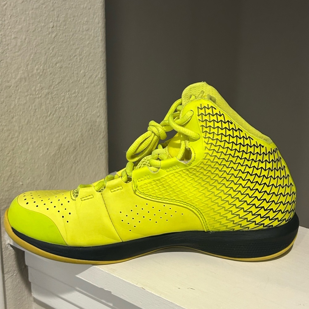 Under Armour Youth Size 5Y US  1251664-731 Clutch fit Lightning Basketball - Picture 5 of 9